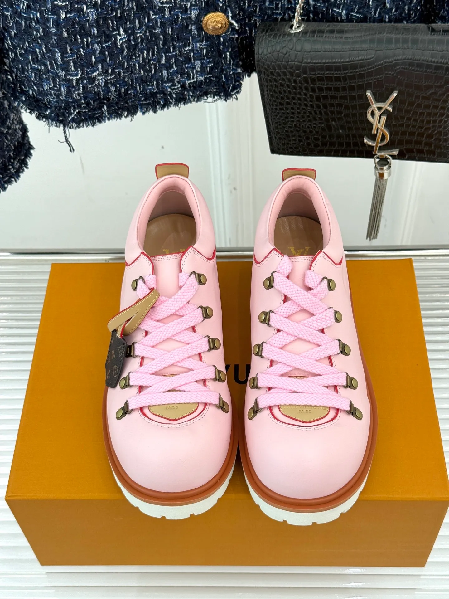 P720 LV Remix derby 25WF new product, the top version of couple's derby shoes, uses classic as the base color to reshape the fashion style✨ Various colors break the monotony. Black is cool, brown is retro, pink is sweet, and blue is fresh. Suitable for different styles of wear🎨 The delicate leather fits the foot shape and the shoelace details hide ingenuity. It is a fashion symbol of walking and steps on the forefront of the trend every step of the way. Start your own style journey🚶‍♀️ The fabric is made of first-layer cowhide, the inner pads are all sheepskin, the original molded custom TPU non-slip outsole size: Female: 35-41 (40/41 customized) Male: 39-46 (45/46 customized)